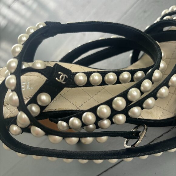 Interlocking Coco Chanel Leather Sandals with Faux Pearls - Picture 1 of 5